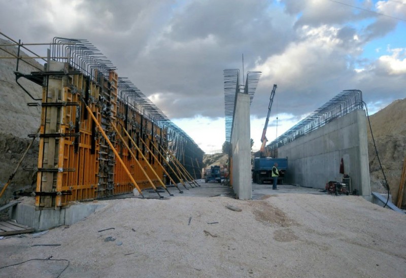 <span style='color:#780948'>ARCHIVED</span> - Gota fría flood damage repairs progressing well on the water supply canal in Molina de Segura