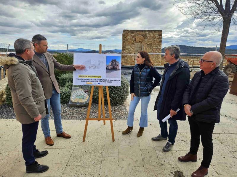 Paving works at Caravaca Castle to enhance accessibility and aesthetics