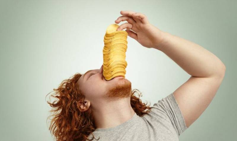 Brit mum escorted off Spanish flight because she couldn't pay for Pringles