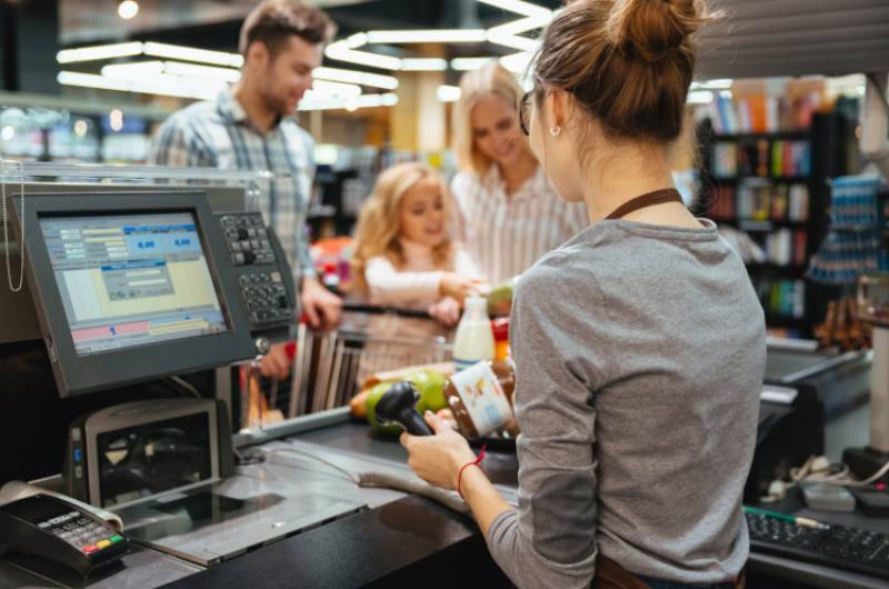Which supermarkets and shops are open in Alicante this October bank holiday weekend